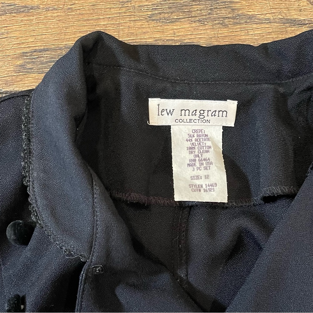 Lew Magram Collection 2-piece black skirt suit - Picture 3 of 6